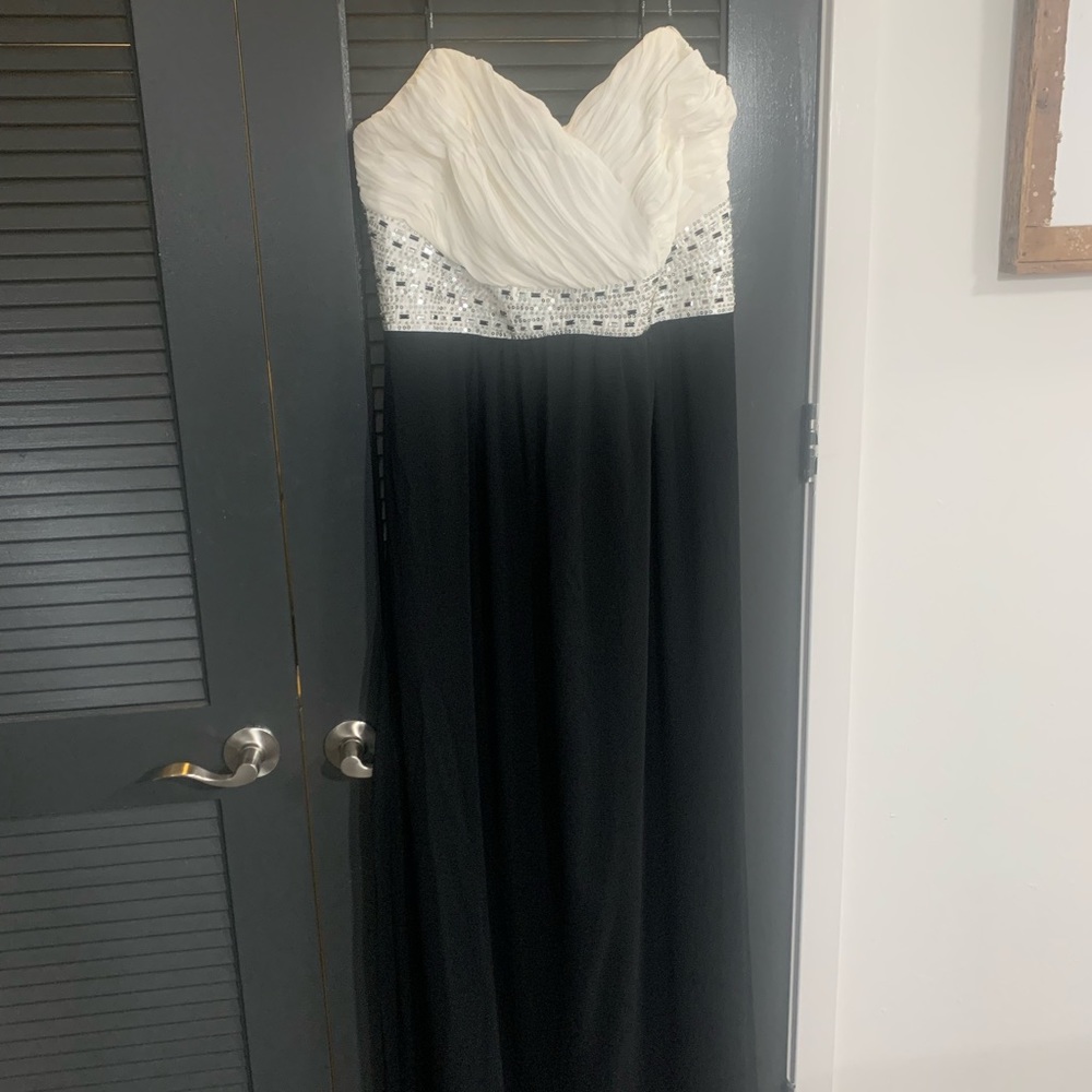 City Chic size M Stunning formal dress. Detachable straps